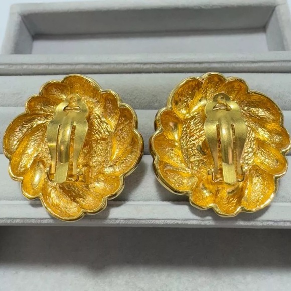 Chanel Red Gripoix & Gold Vintage Clip-on Earrings - Picture 5 of 11